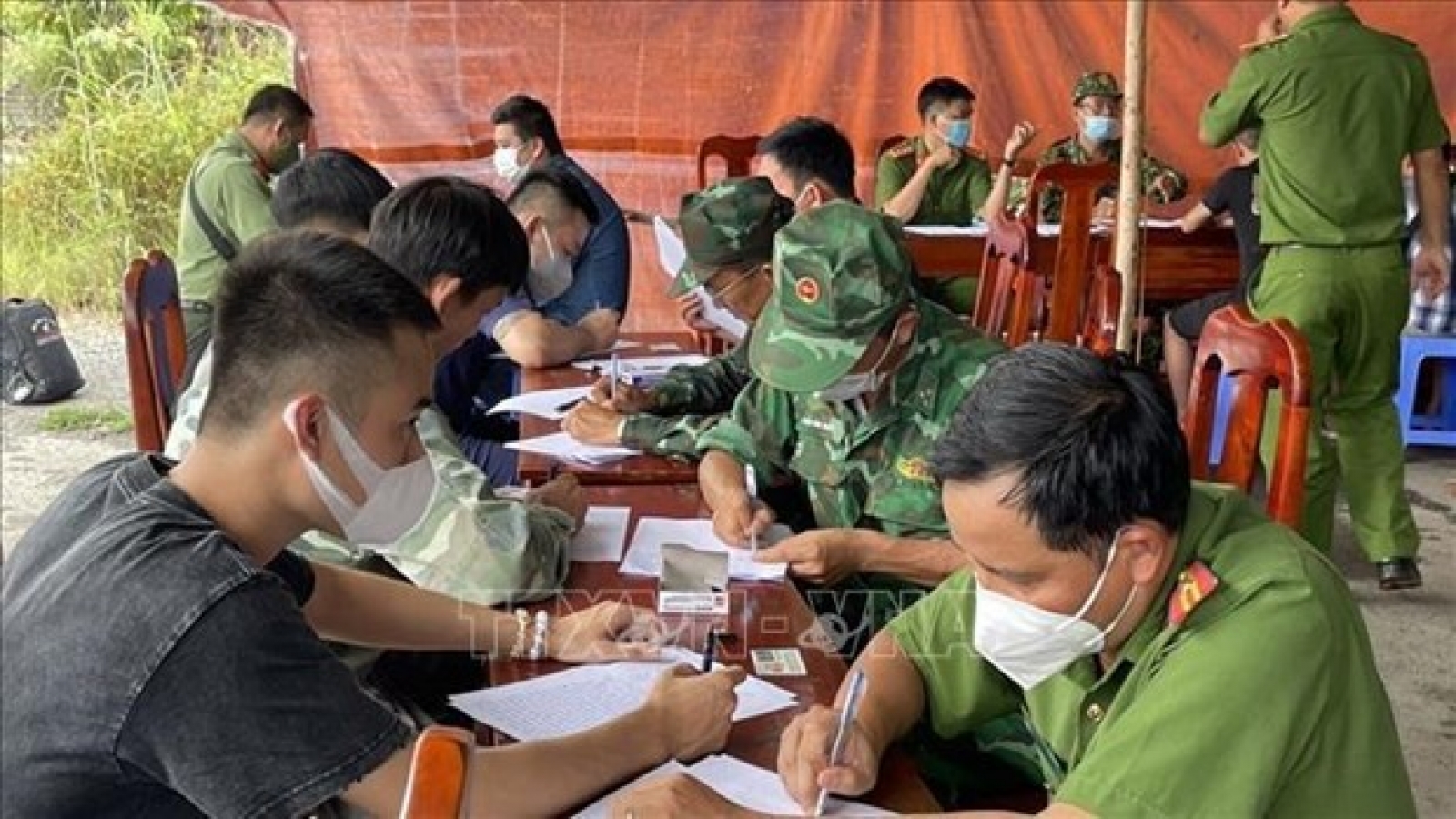 Many Vietnamese workers returning from Cambodia via Moc Bai Border Gate