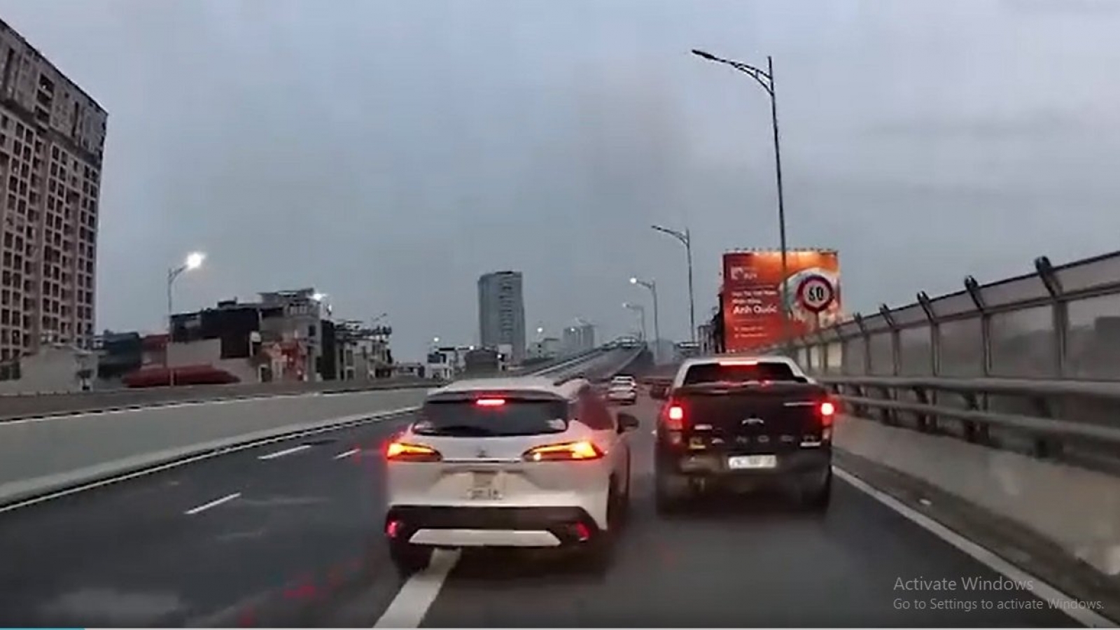CSGT Hà Nội xử phạt tài xế ô tô dừng đỗ, chèn ép phương tiện phía sau 
