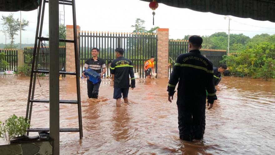 Mưa lớn gây ngập úng ở Bình Phước, nhiều hộ gia đình bị cô lập