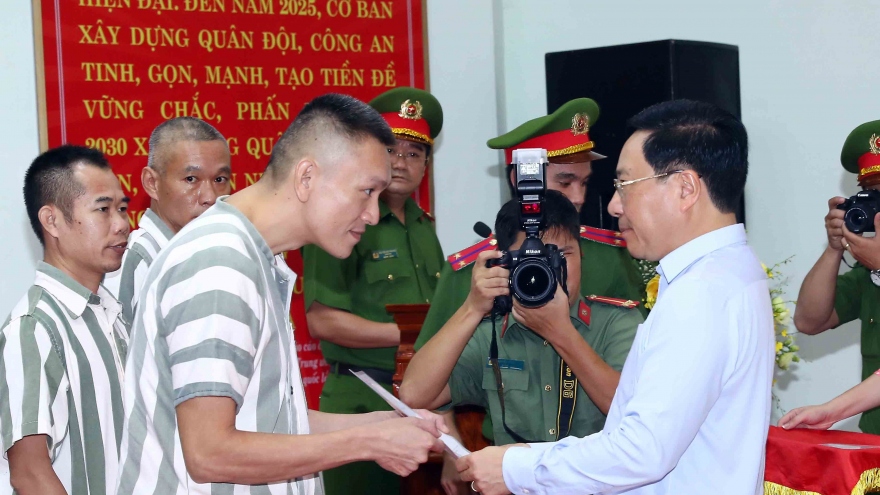 PTT Phạm Bình Minh trao Quyết định đặc xá cho phạm nhân trại giam Vĩnh Quang