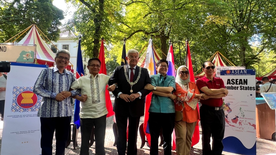 Đại sứ quán Việt Nam tại Hà Lan tham dự Lễ hội Đoàn Ngoại giao 2022