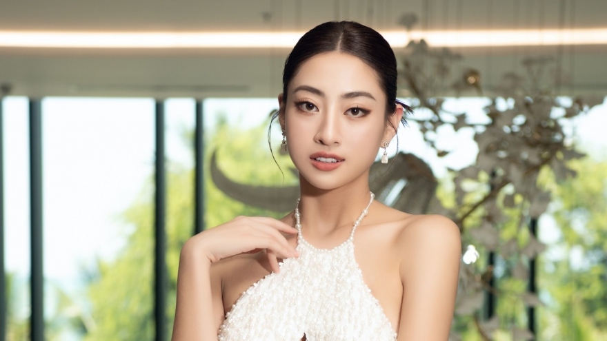 Hoa hậu Lương Thùy Linh đẹp yêu kiều với đầm cắt xẻ sắc trắng gợi cảm