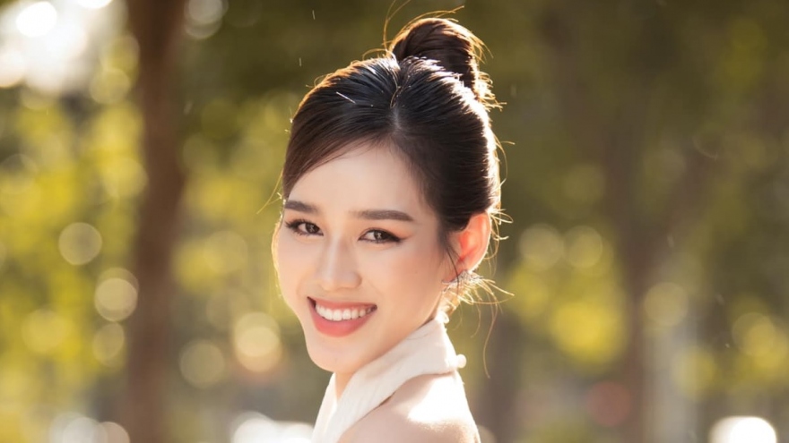 Hoa hậu Đỗ Thị Hà khoe vẻ đẹp yêu kiều với sắc trắng tinh khôi