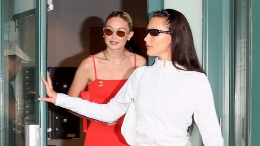 Siêu mẫu Gigi Hadid diện jumpsuit đỏ rực đi chơi cùng em gái Bella