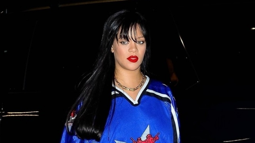 Rihanna mặc đồ "quá khổ", trang điểm "trắng bệch" ra phố