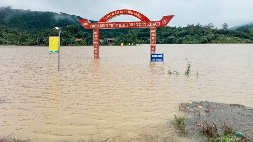 Floods and landslides leave thousands of residents in central region isolated
