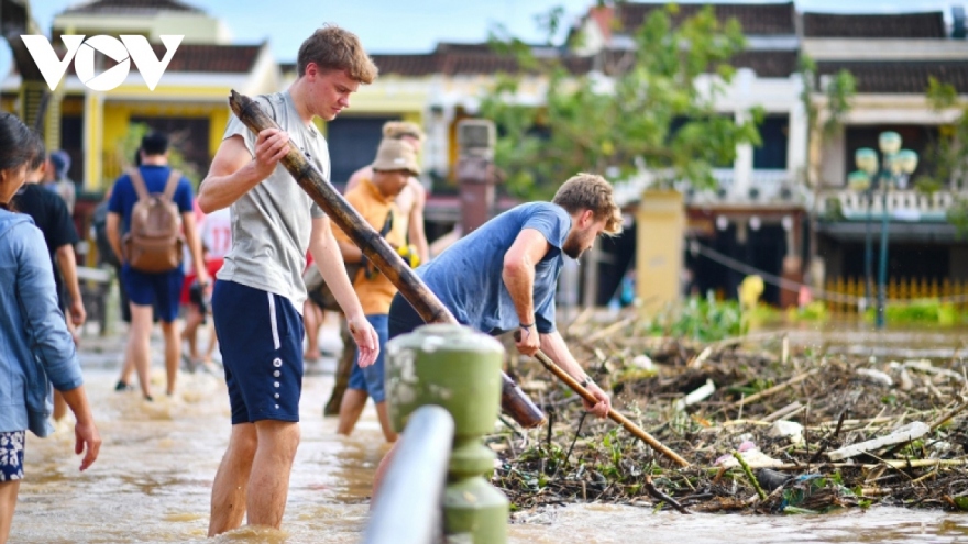 Foreign tourists unite in effort to clean up Hoi An after Typhoon Noru