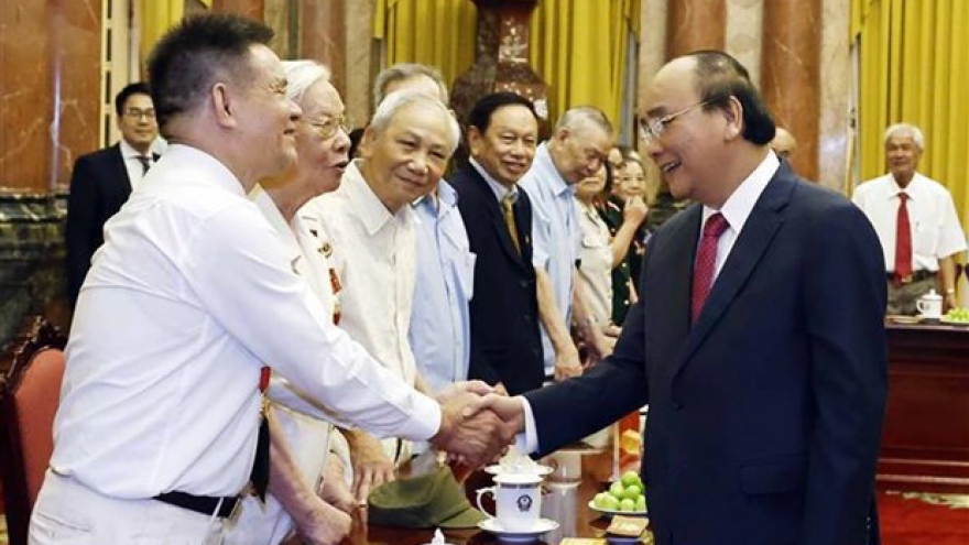 President meets cadres who once served late President Ho Chi Minh