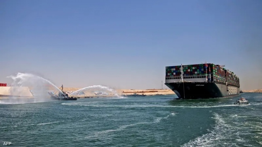 Kênh đào Suez thành công thả nổi một tàu chở dầu bị mắc cạn