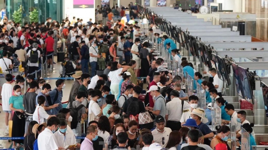 Noi Bai International Airport crowded on first day of national holiday