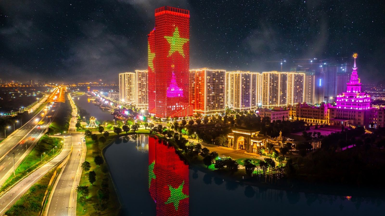 Người Hà Nội vui Tết Độc lập giữa “biển trong lòng phố” 