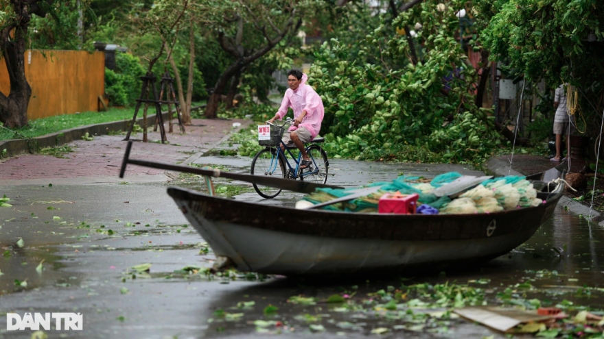 Du khách bàng hoàng khi tận mắt thấy phố cổ Hội An tan hoang sau bão