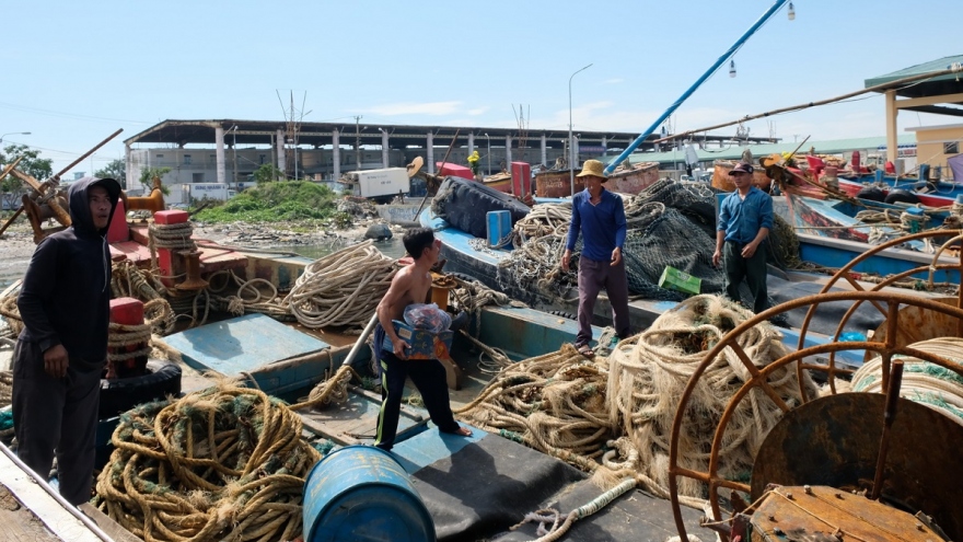 Ngư dân miền Trung tiếp tục ra khơi sau khi bão tan