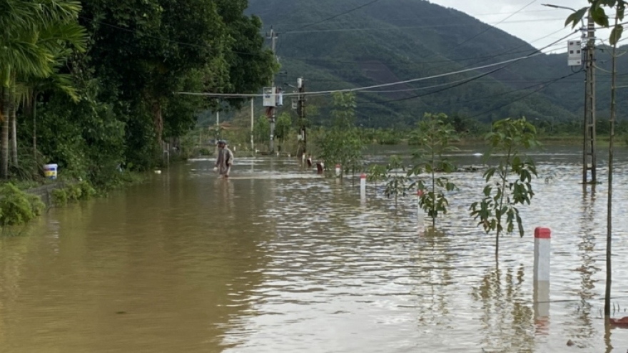 Người dân Đà Nẵng khắc phục hậu quả sau bão