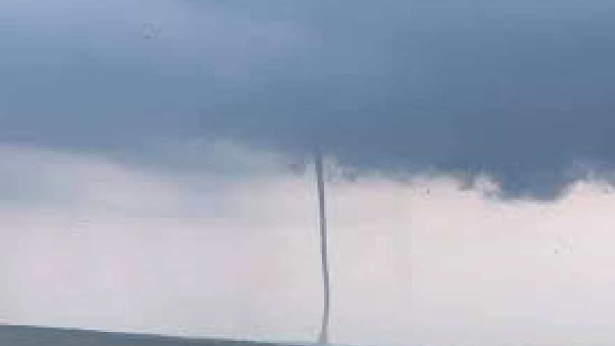 Waterspout sweeps through Tri An lake in Dong Nai