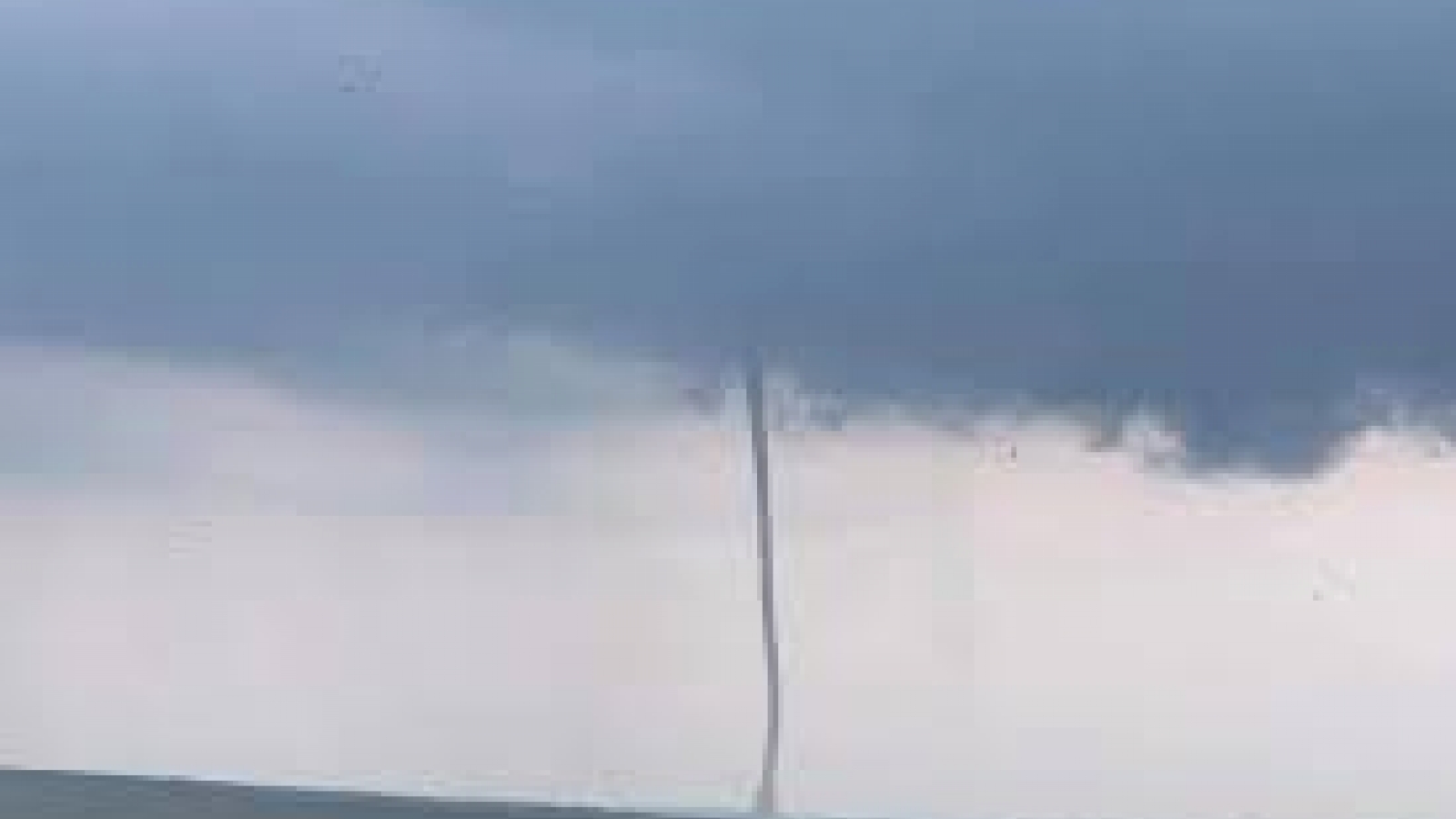 Waterspout sweeps through Tri An lake in Dong Nai 
