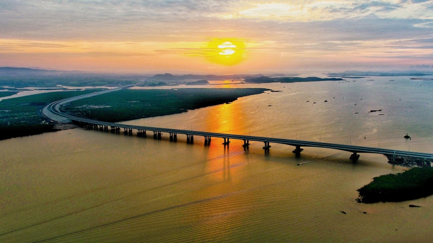 Admiring sunrise over Van Don-Mong Cai expressway