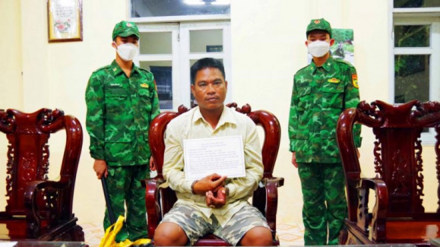 Cambodian man detained for smuggling gold into Vietnam