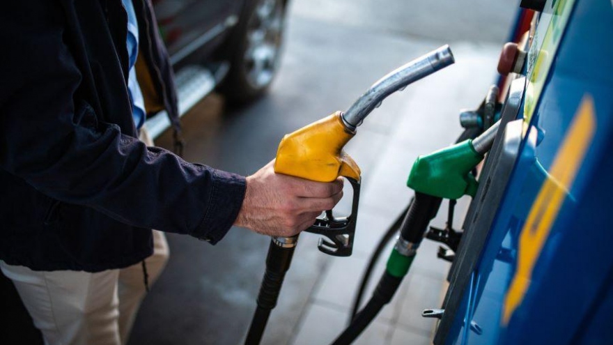 Giá dầu đắt hơn xăng: Điều dị biệt và nhiều hệ lụy đi kèm