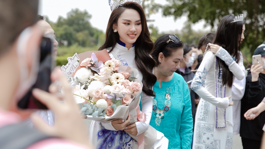 Hoa hậu Mai Phương diện áo dài nền nã, lần đầu trở về quê nhà sau đăng quang