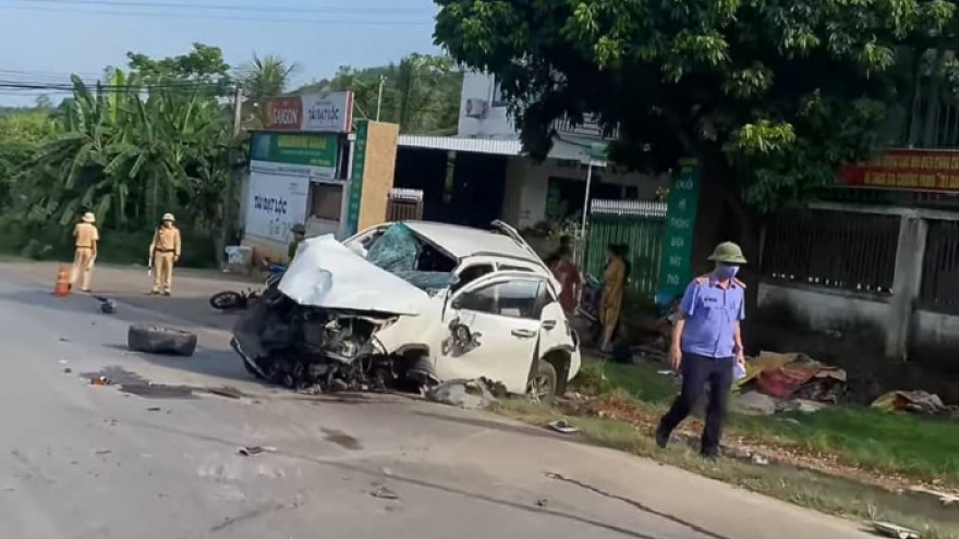 Ô tô "điên" tông xe máy ở Nghệ An, 2 người tử vong