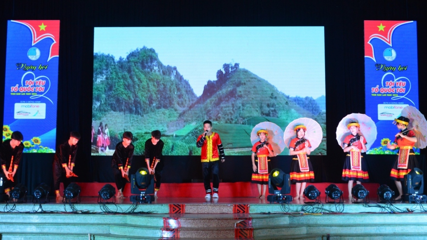 Đắk Lắk: Dấu ấn vùng miền khi thanh niên hát dân ca và diễn tấu nhạc cụ dân tộc