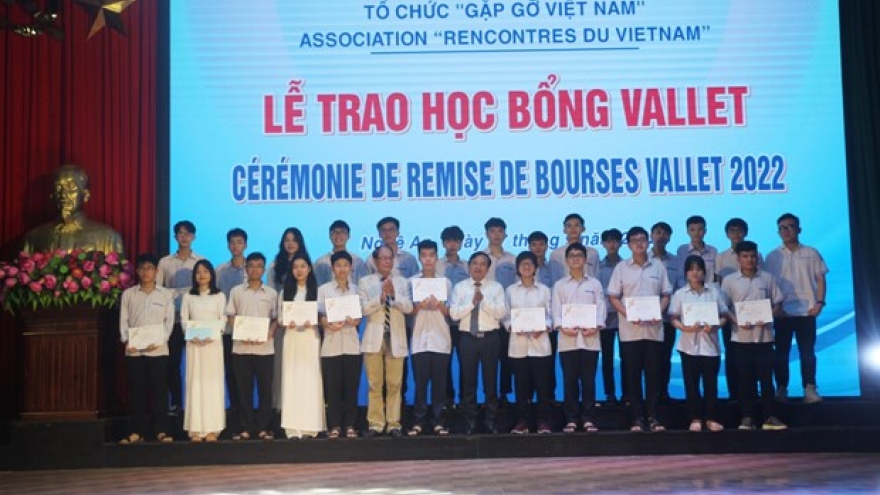 Vallet scholarships granted to more than 120 students in Nghe An