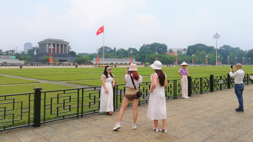 Hàng nghìn người vào Lăng viếng Chủ tịch Hồ Chí Minh