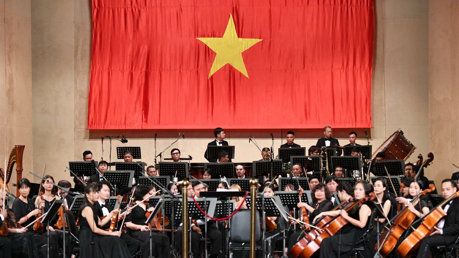Xúc động chương trình hòa nhạc quốc gia Điều còn mãi 2022