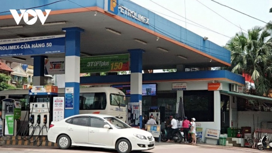 Retail petrol prices fall but oil prices rise sharply