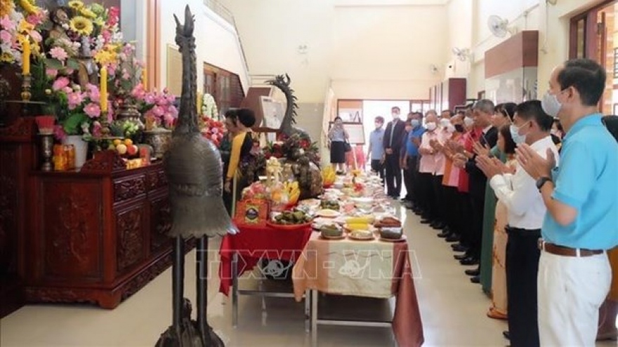 Vietnamese in Thailand offer incense to commemorate President Ho Chi Minh