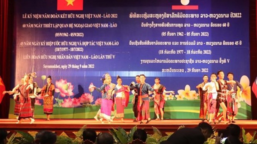 Fifth Vietnam-Laos People Friendship Festival concludes