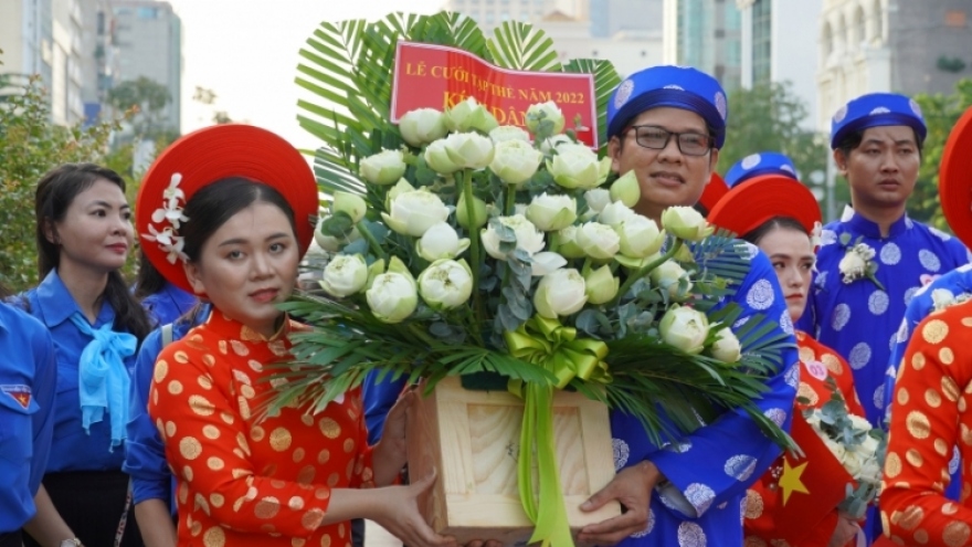 Vietnam holds mass wedding for 100 couples on National Day 