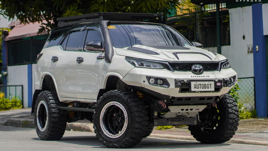 Cận cảnh bản độ hầm hố của Toyota Fortuner GR Sport