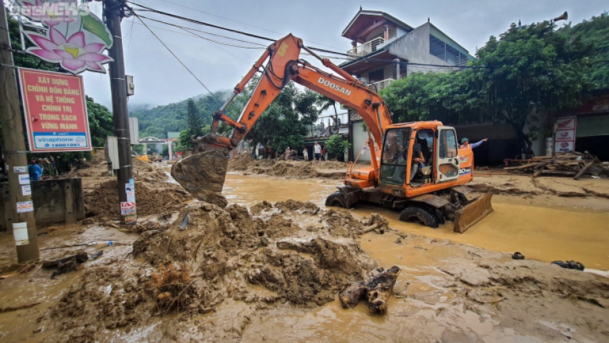 Nghệ An nỗ lực thông đường, tiếp cận 2 bản bị cô lập do lũ quét