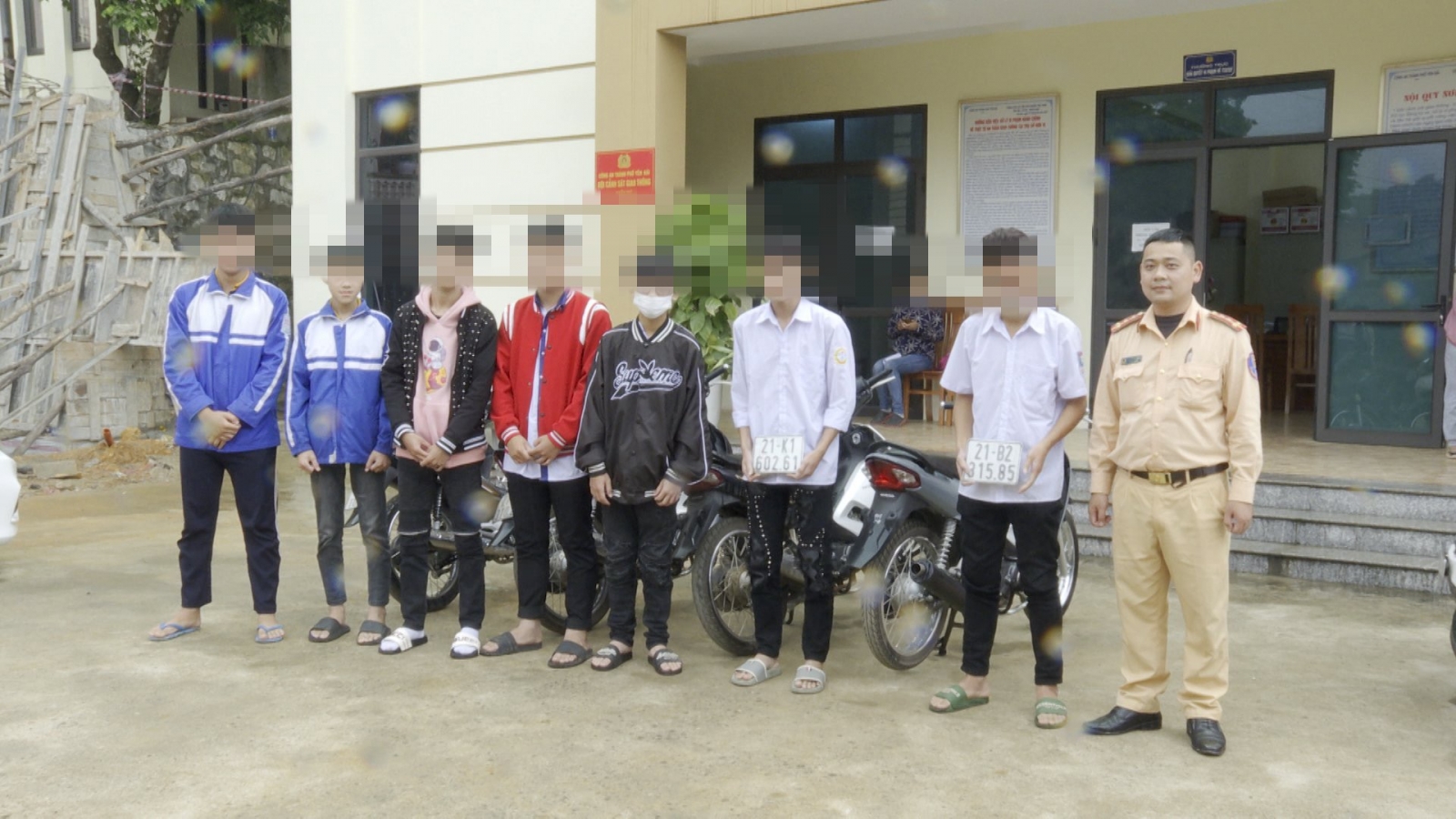 Xử phạt 7 học sinh điều khiển xe máy bốc đầu, lạng lách 