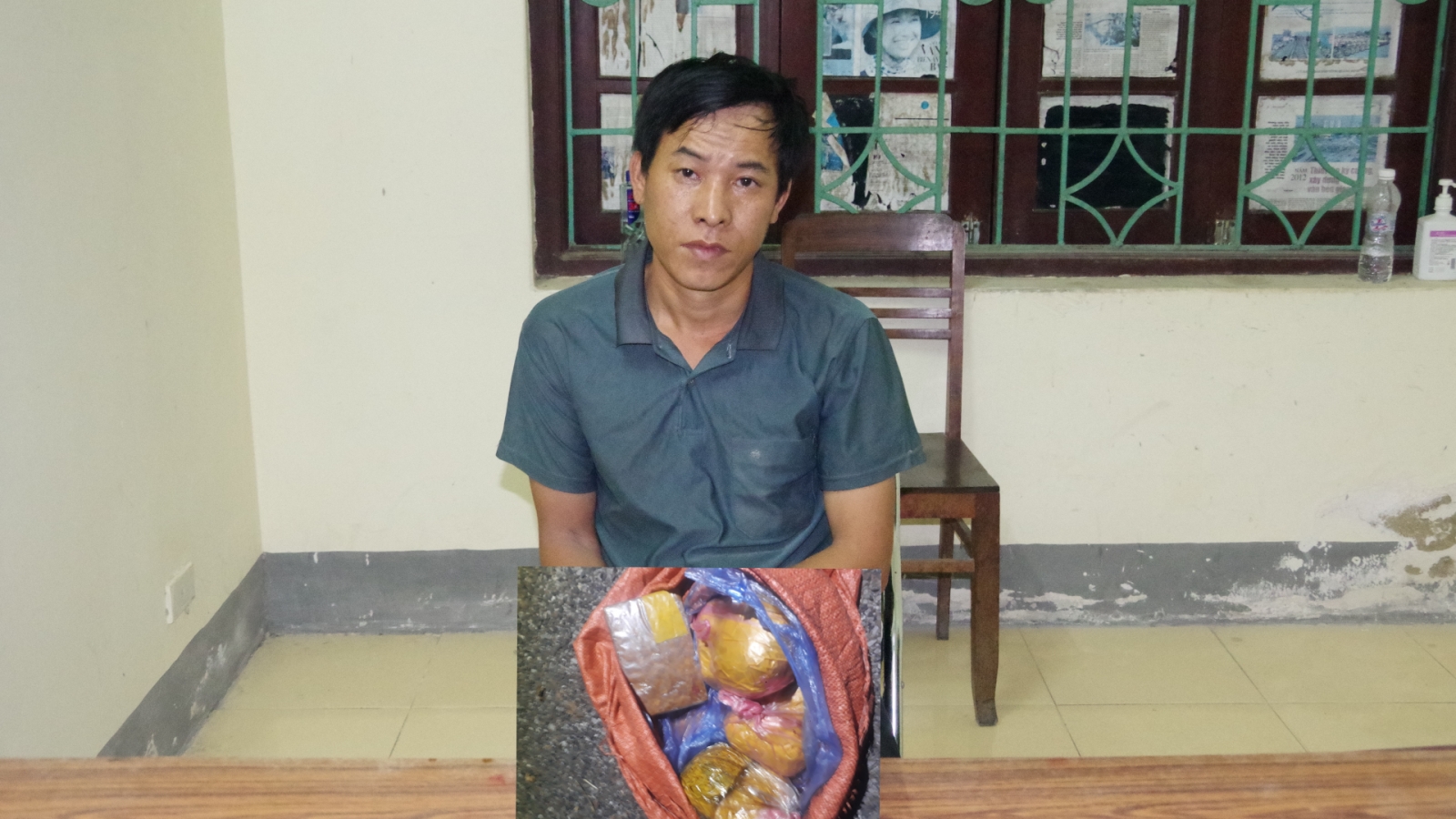 Bắt đối tượng vận chuyển trái phép 1 bánh heroin và 2kg thuốc phiện