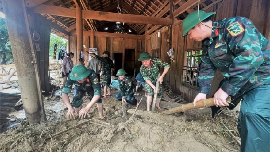 Công an, bộ đội lội biển nước, đào xới bùn đất giúp dân Kỳ Sơn sau lũ dữ