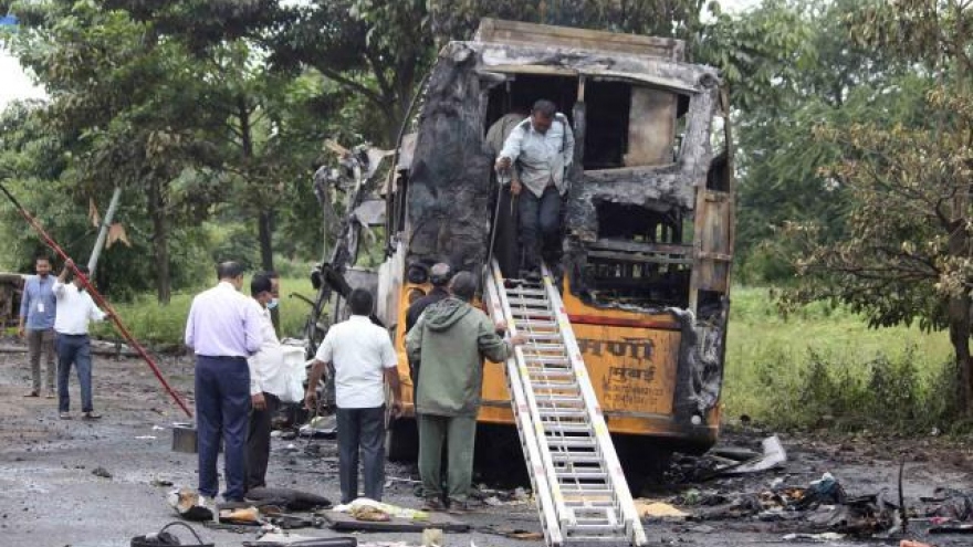 Ấn Độ: Xe buýt bốc cháy khiến hơn 50 người thương vong