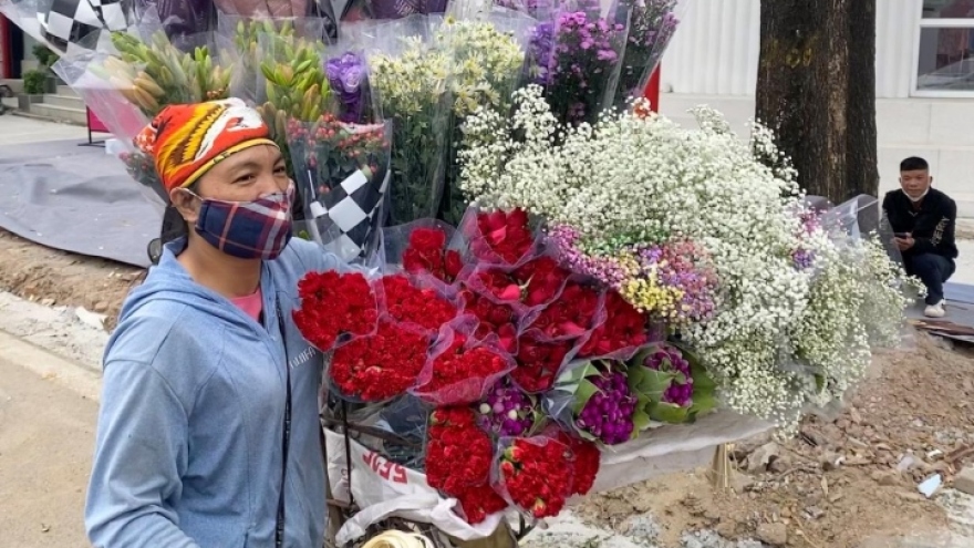 Rong ruổi khắp Hà Nội, gánh hàng hoa bán được chục triệu đồng mỗi ngày dịp 20/10