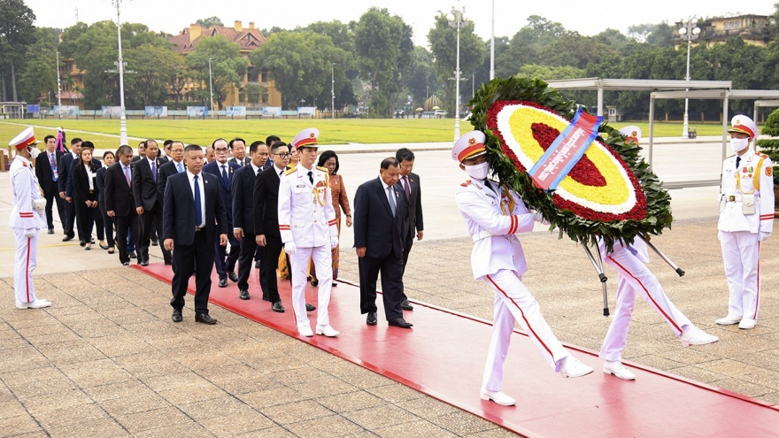 Cambodian Senate president pays floral tributes to President Ho Chi Minh 