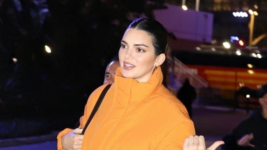 Kendall Jenner xinh đẹp đi chơi tối cùng bạn bè trong tiết trời giá lạnh