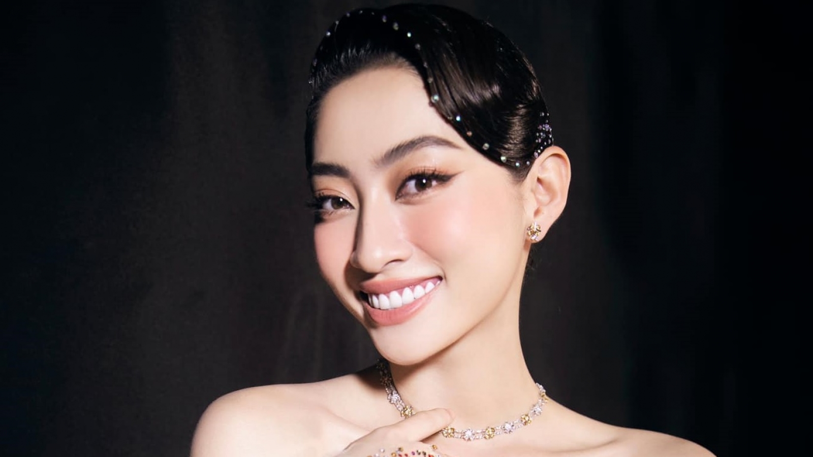Hoa hậu Lương Thùy Linh "lột xác" với hình ảnh quý cô sang chảnh