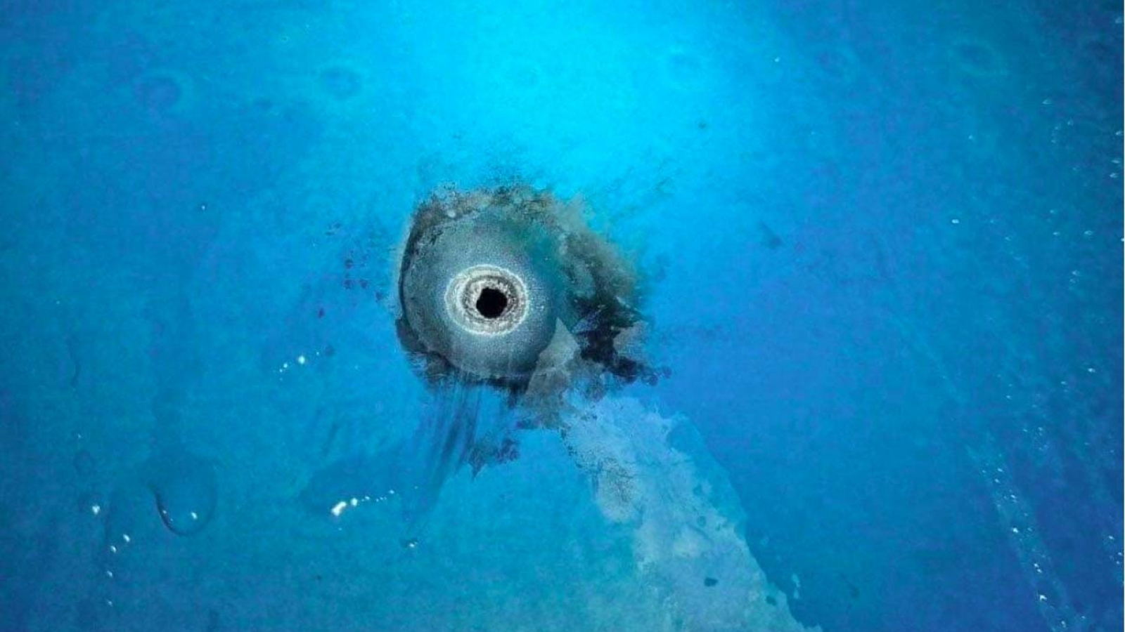 Lightning strike punches a hole in Vietnam Airlines fuselage 