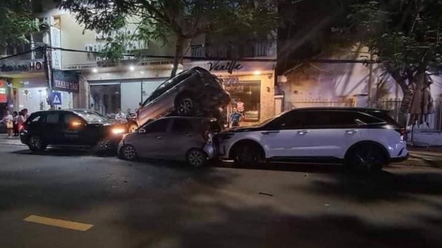 Ô tô chồng lên nhau sau cú tông liên hoàn ở Nha Trang: Công an truy tìm tài xế