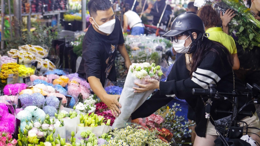 Hanoi Flower Market busy ahead of Vietnamese Women’s Day