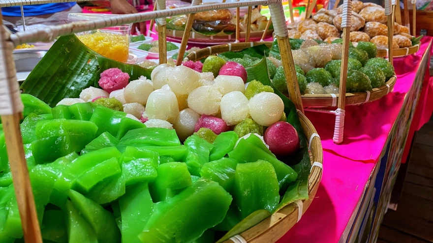 Folk cake festival marks a sweet time to visit Can Tho