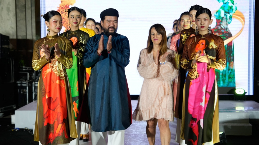 Hanoi hosts Ao Dai fashion show by Italian designer