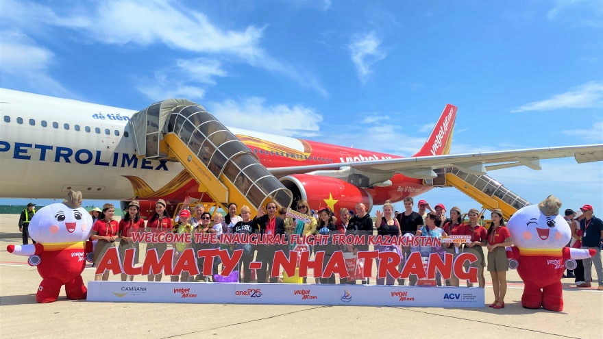 First direct flight brings 350 tourists from Kazakhstan to Khanh Hoa
