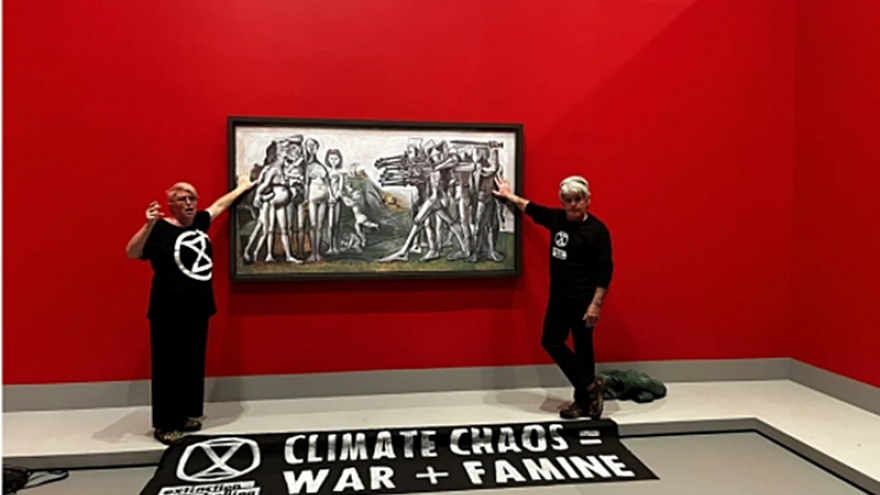 Hai người biểu tình dán tay vào tranh quý của danh họa Picasso